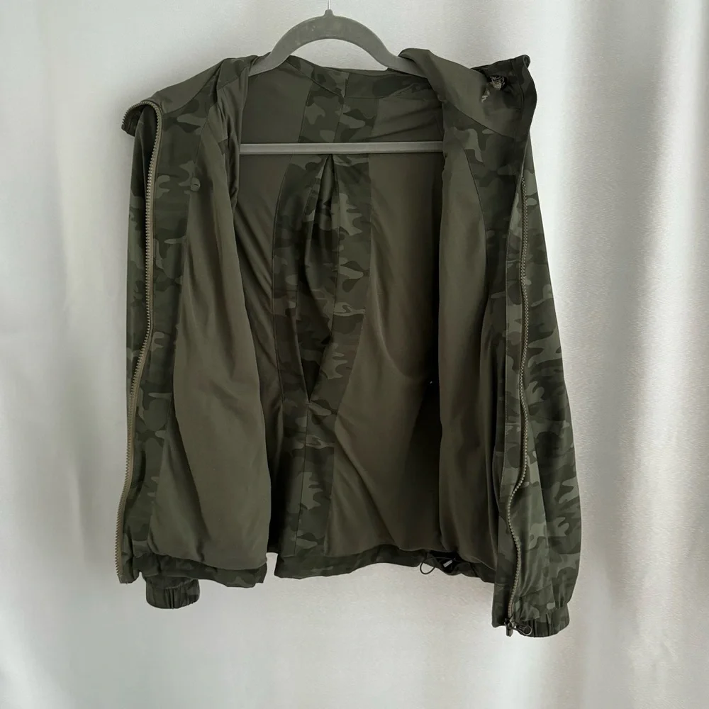 Lululemon Rise & Shine Jacket II Savasana Camo Fatigue Green